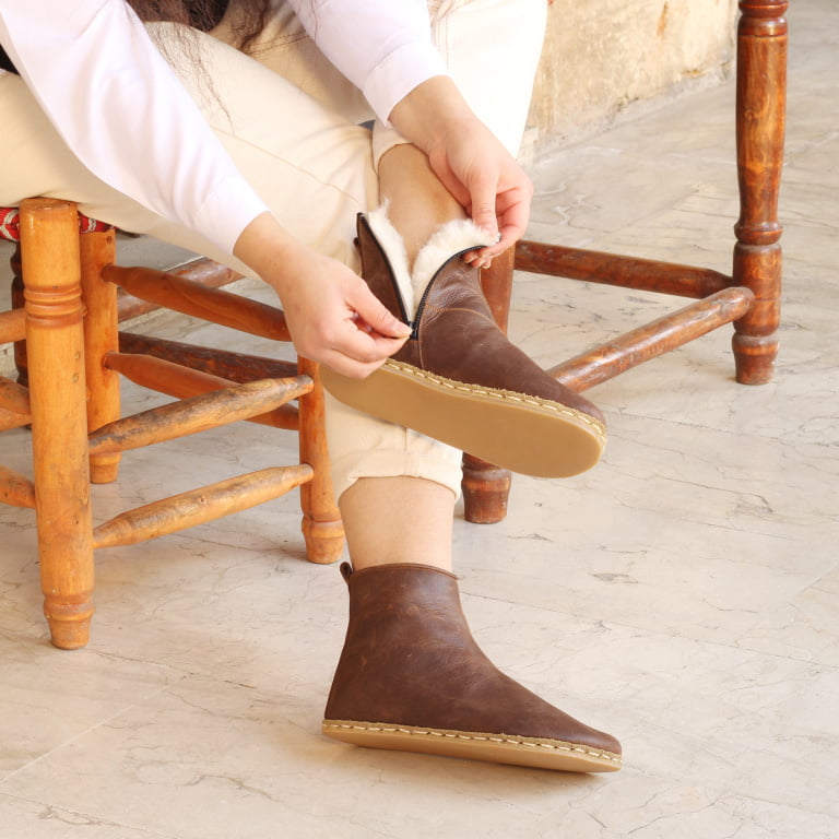 El Yapımı Barefoot Yalınayak Kadın Deri Fermuarlı İçi Kürklü Kadın Kısa Bot, Klasik Kahverengi - Görsel 2