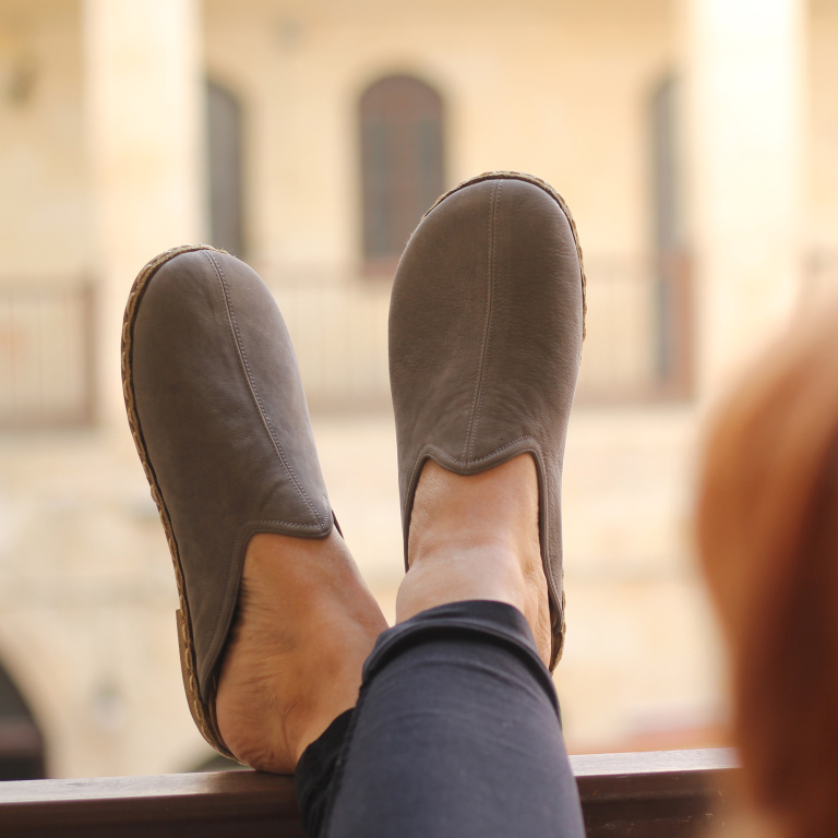 El Yapımı Barefoot Yalınayak Kadın Deri Parçalı İçi Kürklü Terlik, Gri Nubuk - Görsel 4